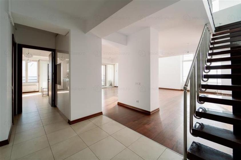 Penthouse cu 3 camere decomandat, mobilat în Dristor
