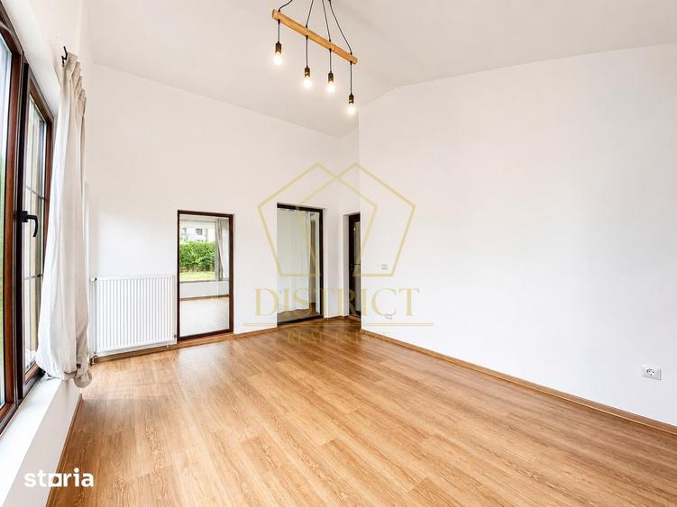 Casă cu 8 camere cu Teren 1360 Mp în Sud