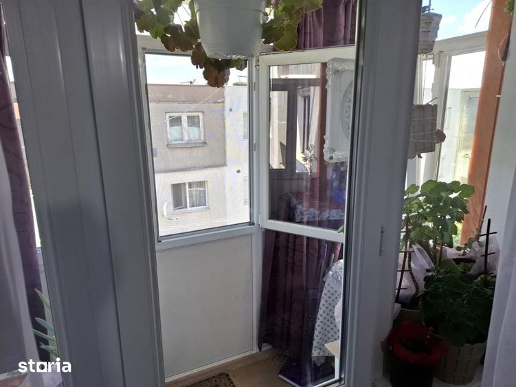 Apartament cu 3 camere semidecomandat în Berca