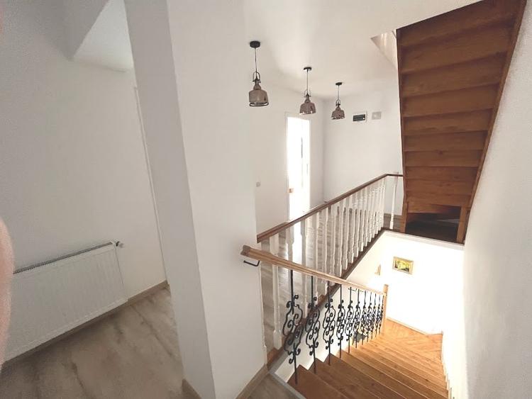 Casă individuală cu 4 camere cu Teren 200 Mp în Tunari