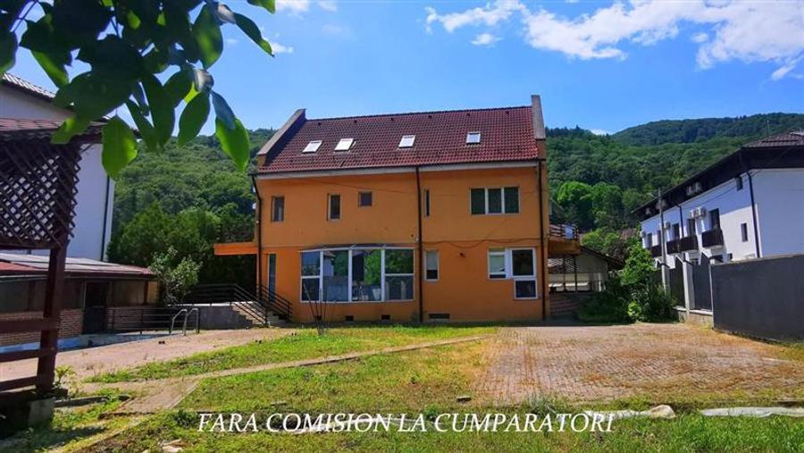 Casă individuală cu 12 camere cu Piscina în Central