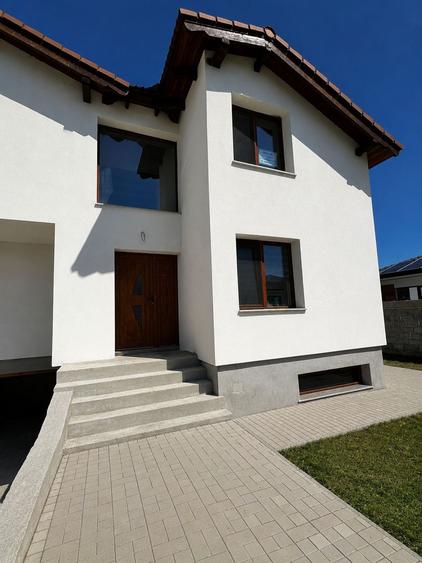 Casă individuală cu 6 camere cu Garaj în Periferie