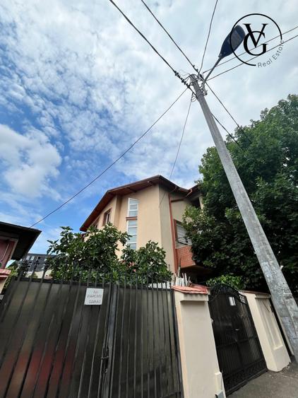 Casă individuală cu 10 camere cu Canalizare în Tei