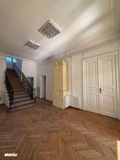 Casă cu 9 camere decomandat cu Teren 1470 Mp în Central