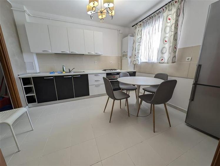 Apartament cu 3 camere decomandat în Ștefan cel Mare