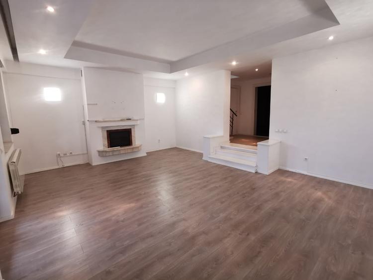 Casă cu 5 camere cu Garaj în Străulești