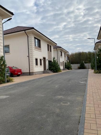 Casă individuală cu 5 camere cu Teren 350 Mp în Central