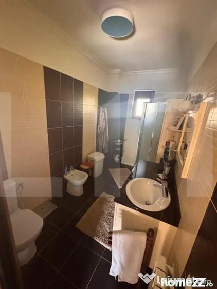 Casă cu 10 camere cu Teren 774 Mp în Central
