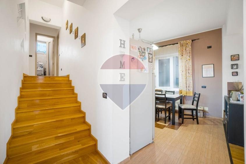 Casă individuală cu 8 camere cu Teren 179 Mp în Craiter