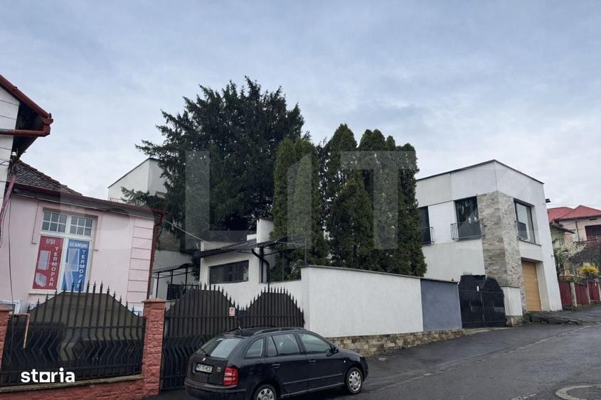 Casă cu 4 camere decomandat cu Teren 987 Mp în Central