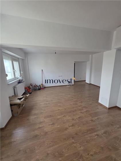 Apartament cu 4 camere decomandat în Carpați 2