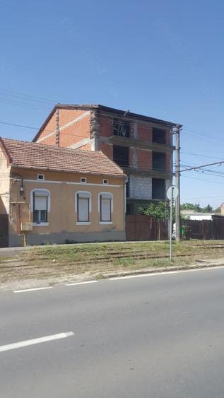 Casă cu Teren 800 Mp în Central