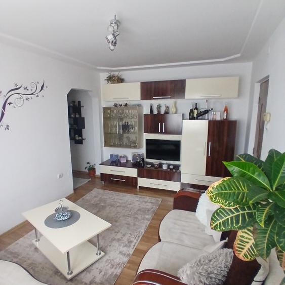 Apartament cu 3 camere semidecomandat în Sud-Est