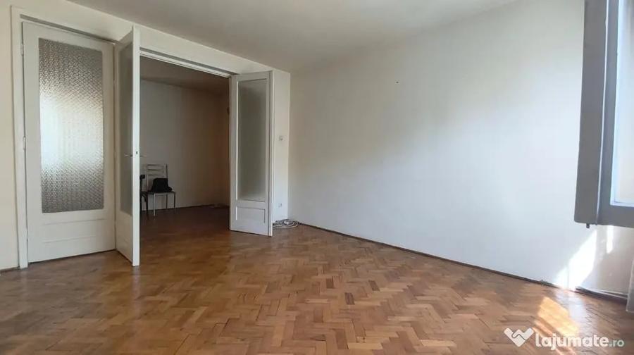 Apartament cu 4 camere semidecomandat în Piața Centrală