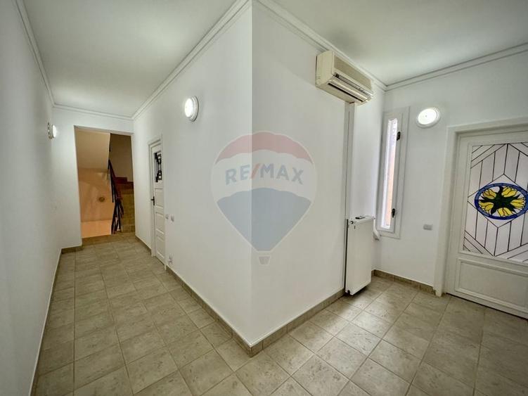Casă individuală cu 7 camere cu Teren 100 Mp în Domenii