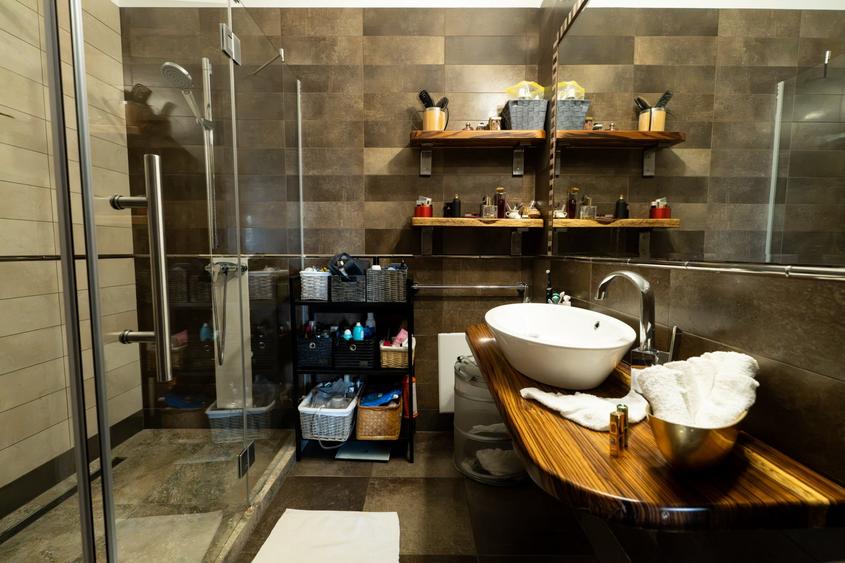 Apartament cu 3 camere semidecomandat, mobilat în Semicentral