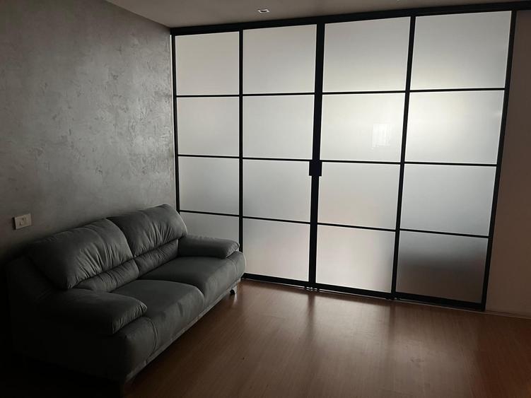 Apartament cu 3 camere nedecomandat, mobilat în P-ța Victoriei
