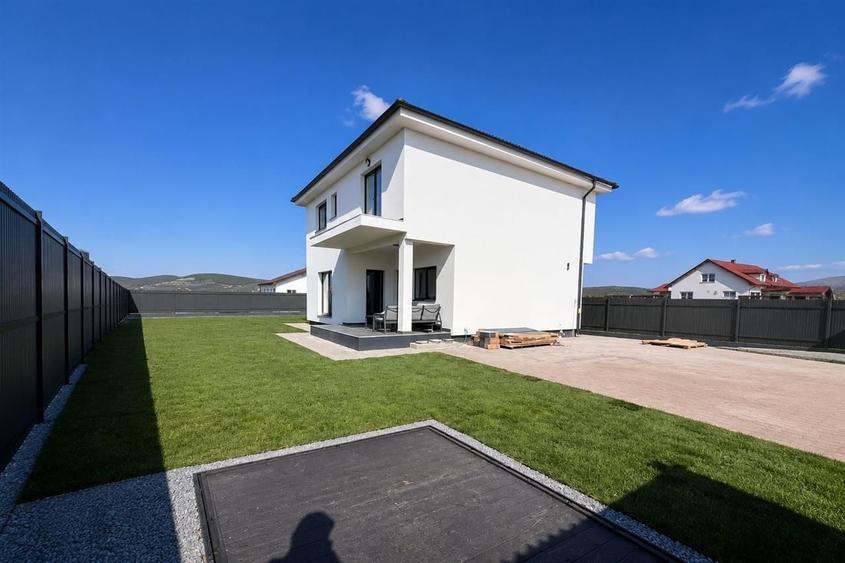 Casă individuală cu 4 camere cu Canalizare în Cristian