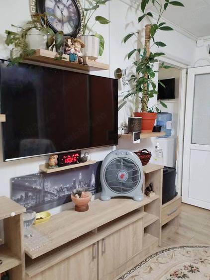 Apartament cu 3 camere semidecomandat în Berceni