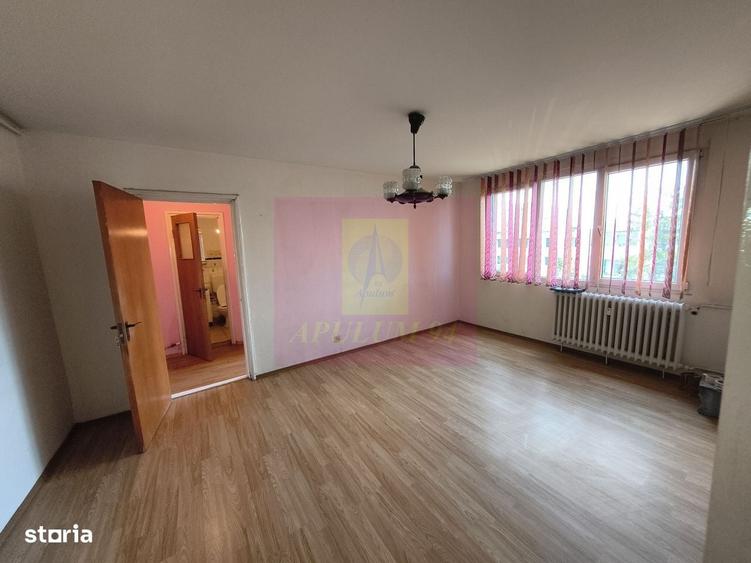 Apartament cu 3 camere semidecomandat în Valea Ialomiței