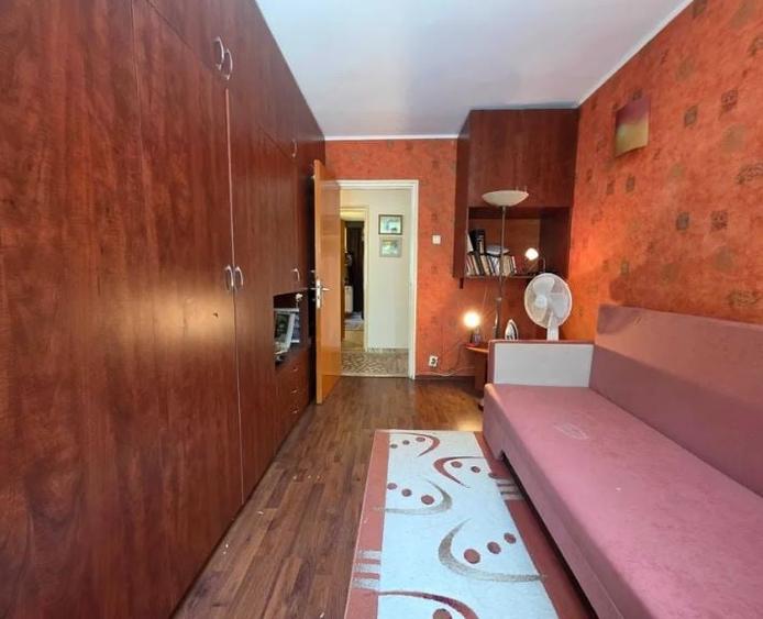 Apartament cu 3 camere semidecomandat în Berceni