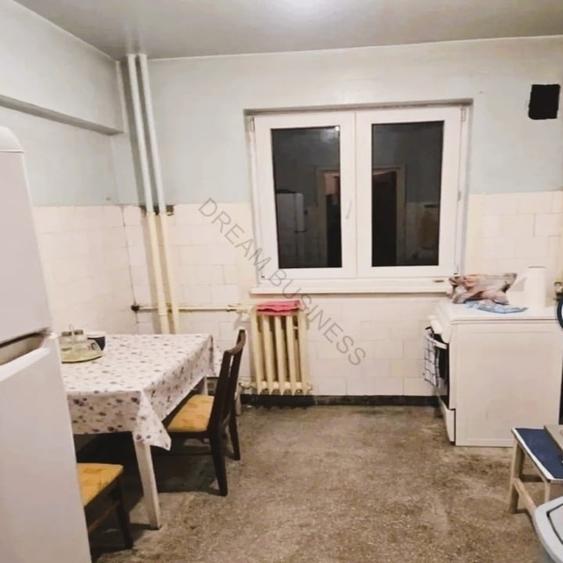 Apartament cu 3 camere semidecomandat în Bucureștii Noi