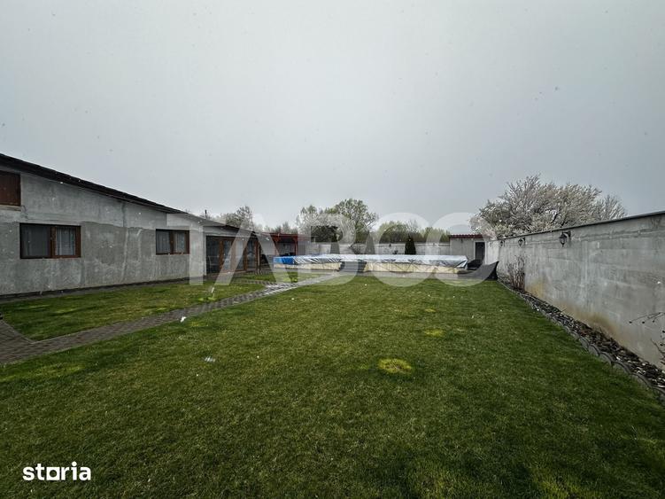 Casă cu 8 camere cu Teren 1195 Mp în Roșia