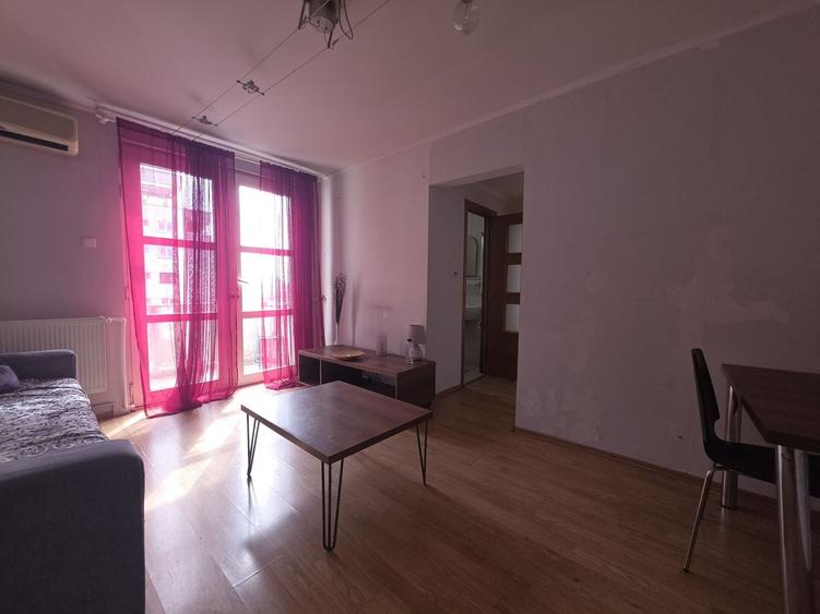 Apartament cu 3 camere semidecomandat, mobilat în