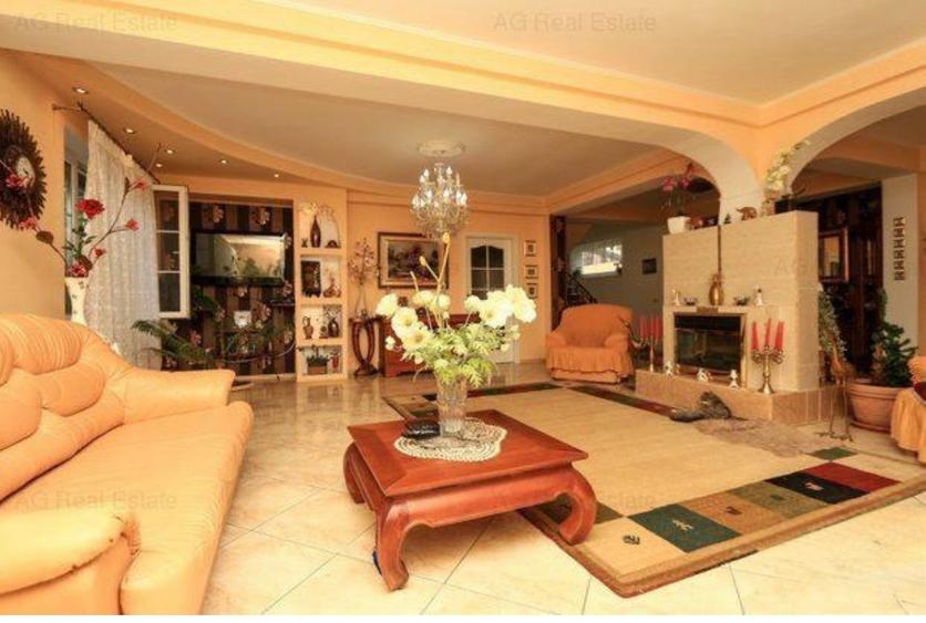 Casă cu 7 camere cu Teren 970 Mp în 1 Decembrie