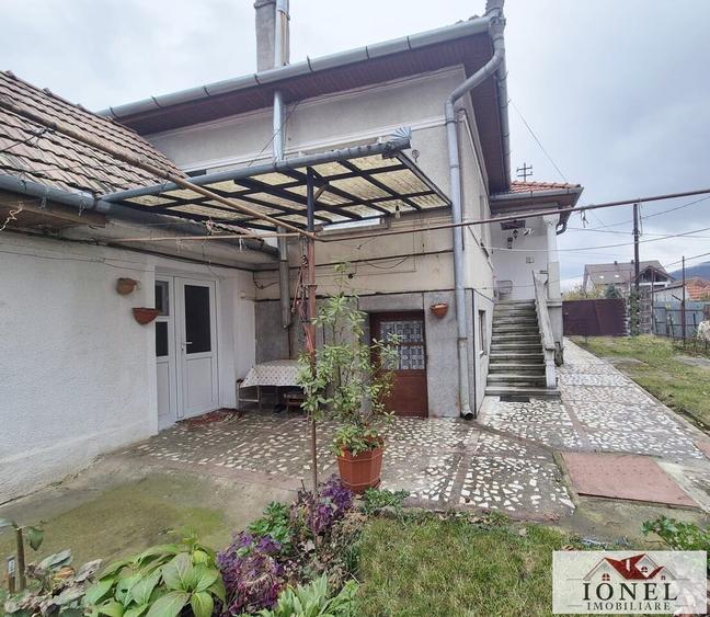 Casă individuală cu 4 camere cu Canalizare în Cugir