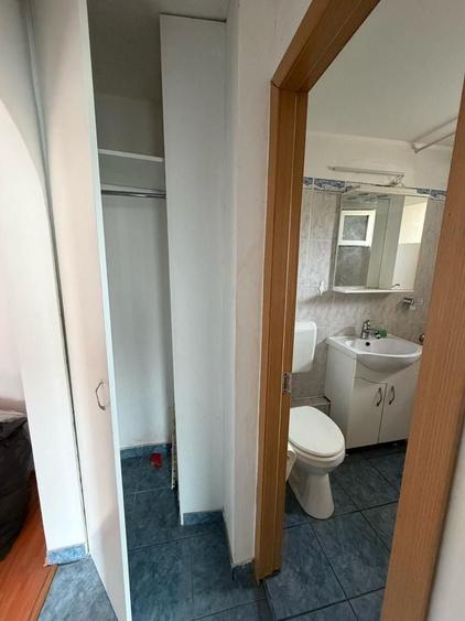 Apartament cu 3 camere semidecomandat în Rahova
