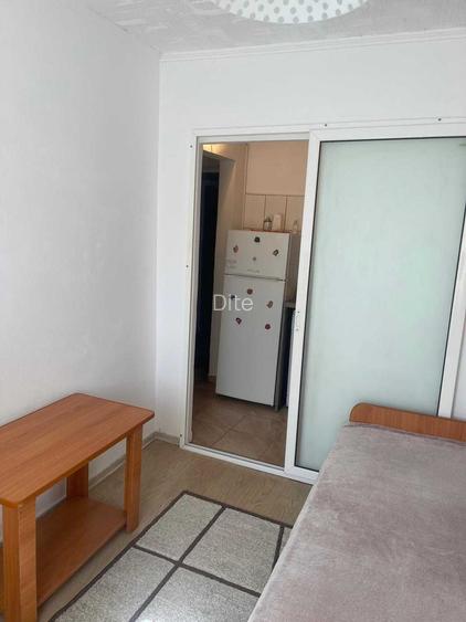 Garsoniera, etaj 1, Razboieni