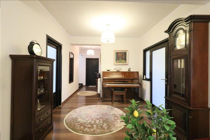 Casă individuală cu 7 camere cu Garaj în Copou