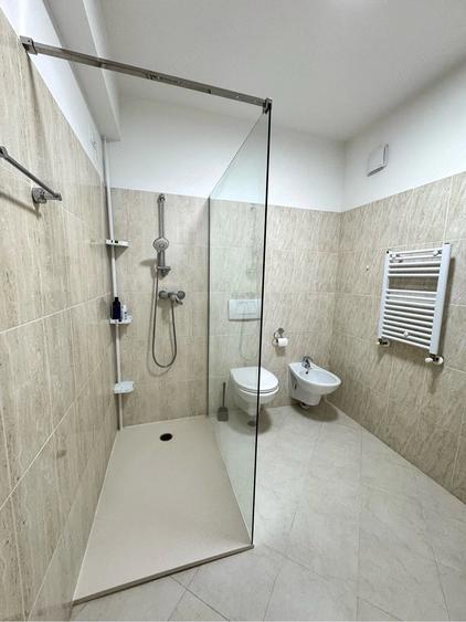Apartament cu 3 camere semidecomandat în Aradului