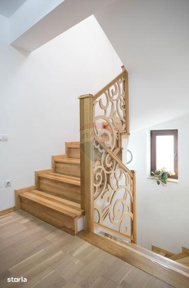 Casă cu 8 camere cu Teren 2130 Mp în Central