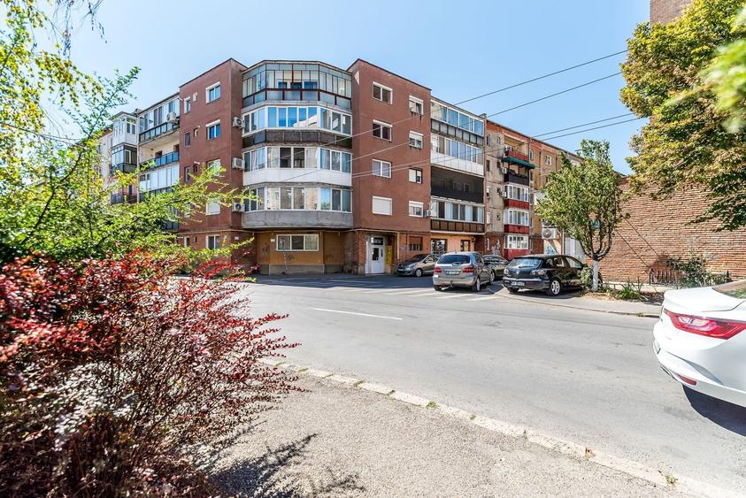 Apartament cu 5 camere decomandat, mobilat în Micălaca
