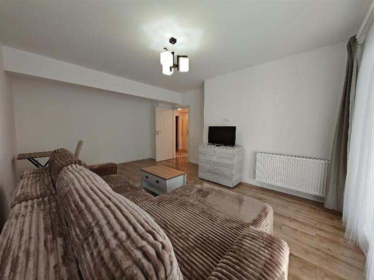 Apartament cu 2 camere decomandat, mobilat în Tractorul