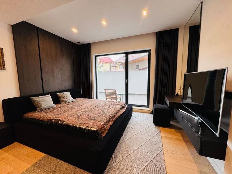 Apartament cu 3 camere semidecomandat, mobilat în P-ța Romană