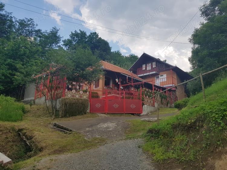 Casă cu 5 camere cu Teren 643 Mp în Poieni