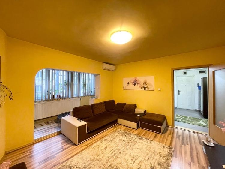 Apartament cu 4 camere decomandat, mobilat în Buziașului