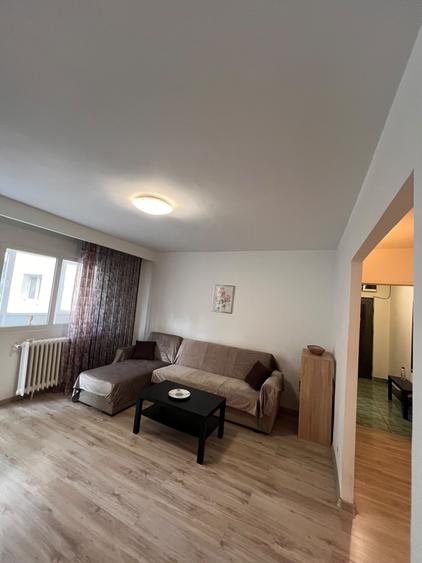 Apartament cu 3 camere decomandat în P-ța Victoriei