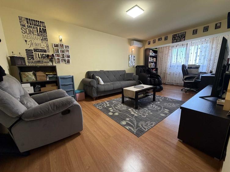 Apartament cu 4 camere decomandat în Micălaca