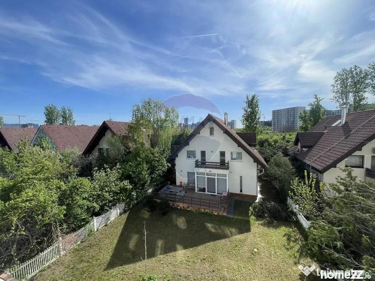 Apartament cu 4 camere semidecomandat în Pipera