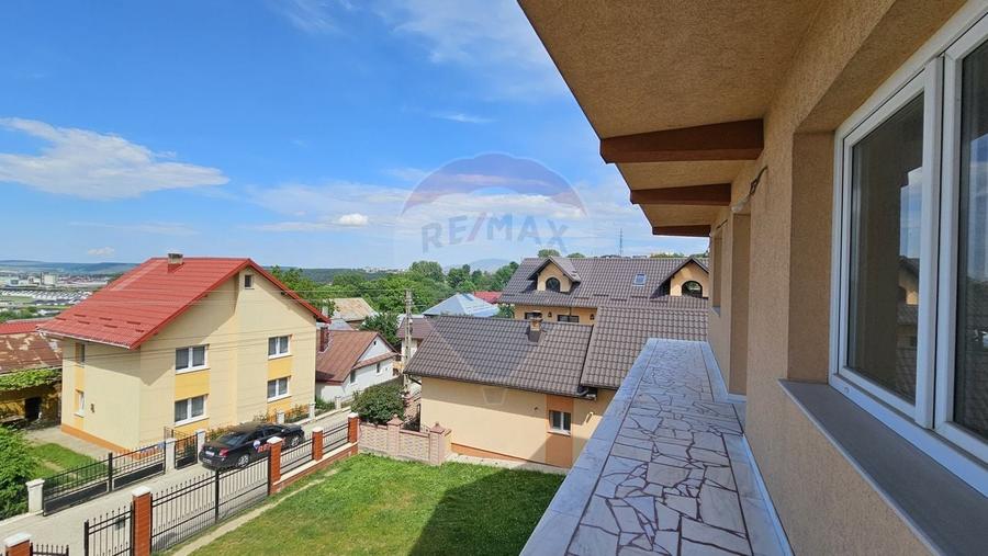 Casă individuală cu 12 camere cu Teren 724 Mp în Sfântu Ilie