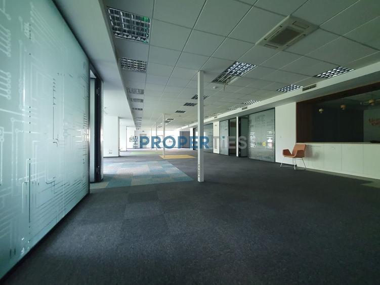 Birou, de 4,400 mp, în Romană