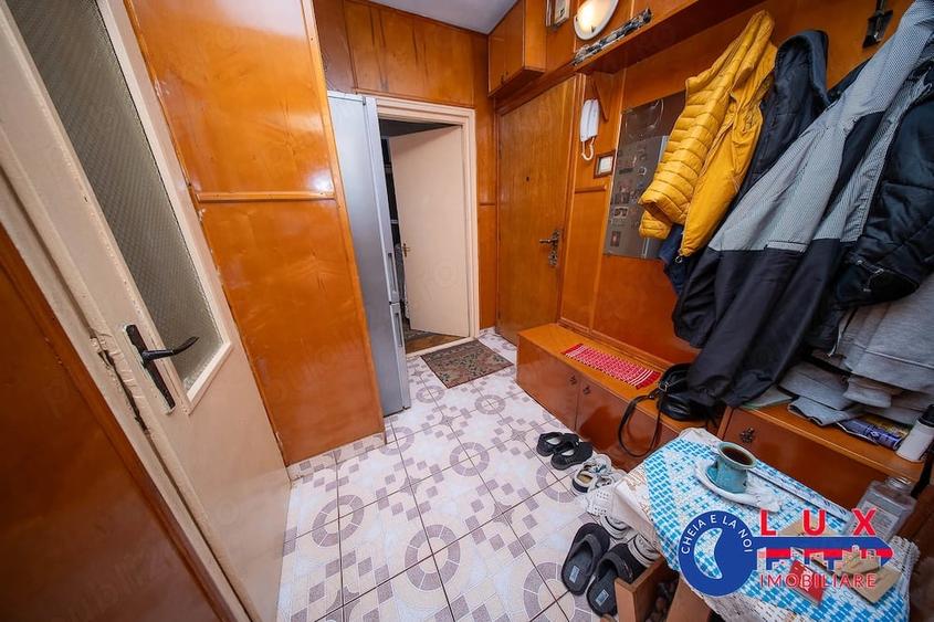 Apartament cu 3 camere semidecomandat în Babadag