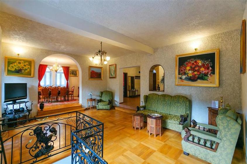 Casă cu 8 camere cu Teren 1000 Mp în Moroieni