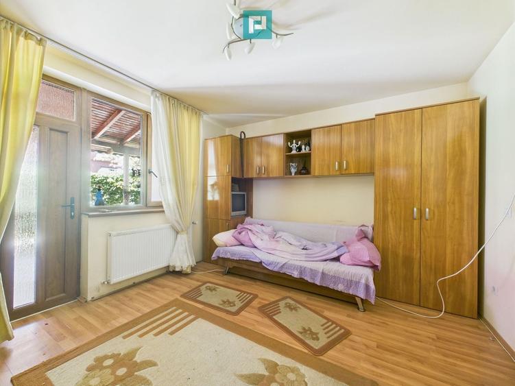 Casă individuală cu 8 camere cu Canalizare în Mehala