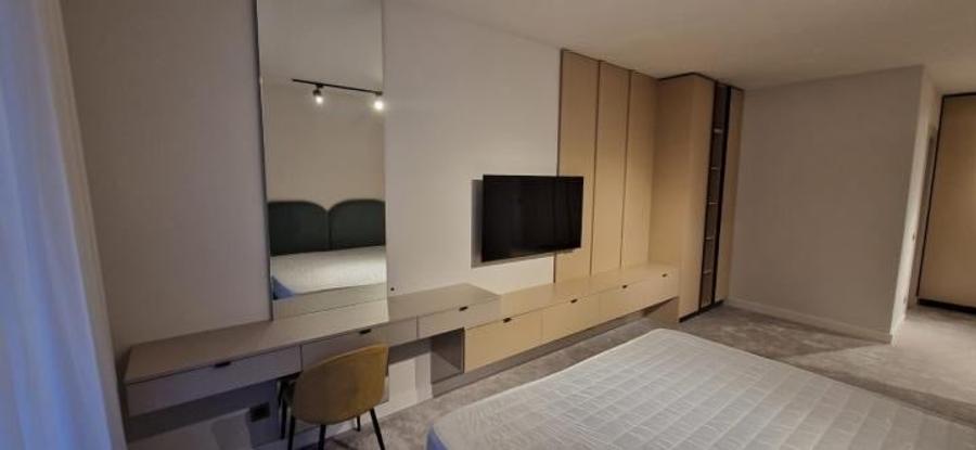 Apartament cu 3 camere semidecomandat, mobilat în Voluntari