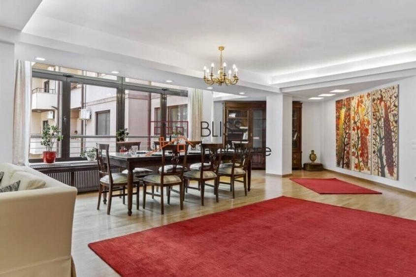 Apartament cu 3 camere semidecomandat în Arcul de Triumf